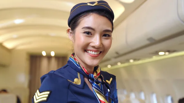 Kabinenpersonal oder Stewardess im Flugzeug — Stockfoto