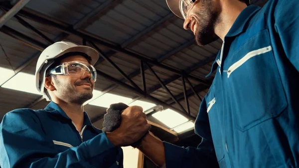 Dois engenheiro de fábrica hábil ou trabalhador mostrando trabalho em equipe e parceria . — Fotografia de Stock