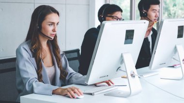 Ofiste çalışan kulaklık takan iş adamları.