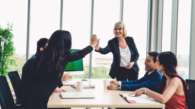 Konferans odasında yeşil ekranlı iş adamları