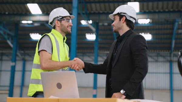 Dois trabalhadores da fábrica que trabalham e discutem o plano de fabricação na fábrica . — Fotografia de Stock