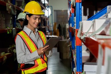 Depoda çalışan kadın bir depo işçisi.