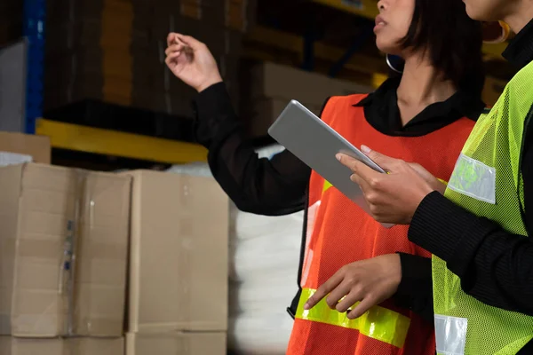 Female warehouse worker working at the storehouse — Stock Photo, Image