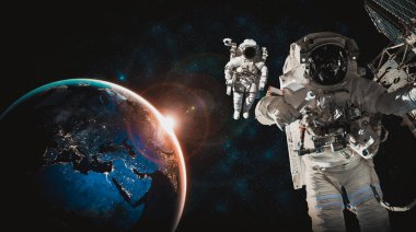 Astronot uzay yürüyüşü yaparken uzay istasyonu için çalışır.