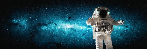 Astronaut spaceman do spacewalk while working for space station — Stock Photo, Image