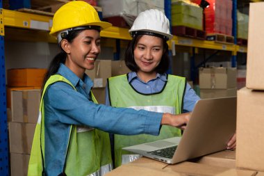 Depoda çalışan kadın bir depo işçisi.