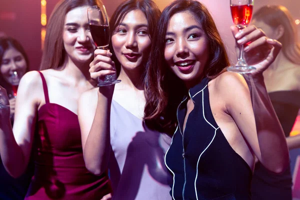 Ungdomar som firar fest, drink och dans — Stockfoto