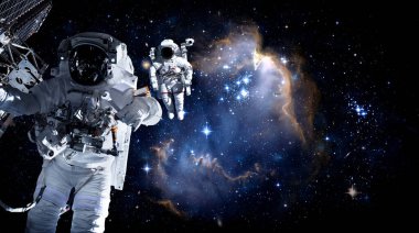Astronot uzay yürüyüşü yaparken uzay istasyonu için çalışır.