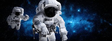 Astronot uzay yürüyüşü yaparken uzay istasyonu için çalışır.