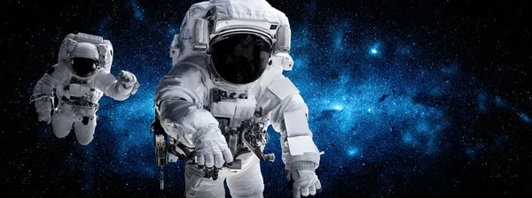 Astronot uzay yürüyüşü yaparken uzay istasyonu için çalışır.