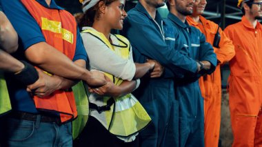 Fabrikadaki takım çalışmasını gösteren becerikli bir işçi bir arada duruyor. .