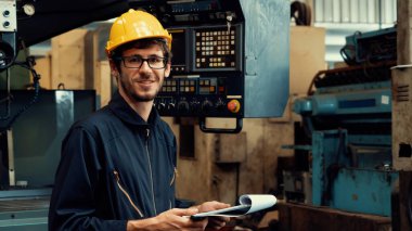 Genç yetenekli fabrika işçisi ya da mühendis fabrikada portre yakın plan