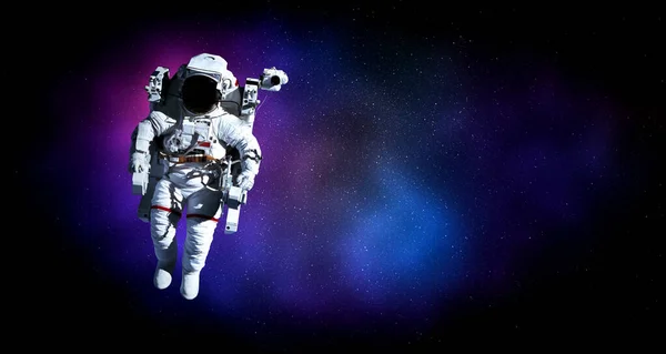 Astronaute astronaute faire la sortie spatiale tout en travaillant pour la station spatiale — Photo