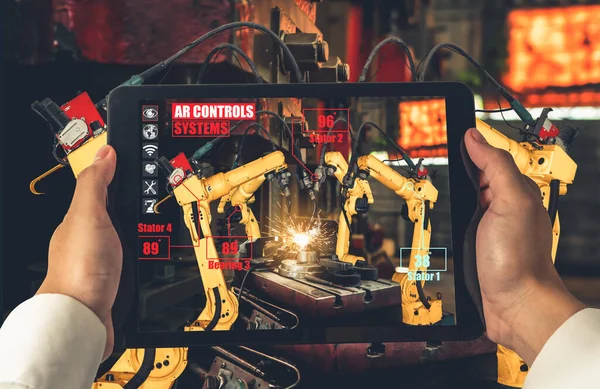 L'ingegnere controlla i bracci robotici con la tecnologia dell'industria della realtà aumentata — Foto Stock