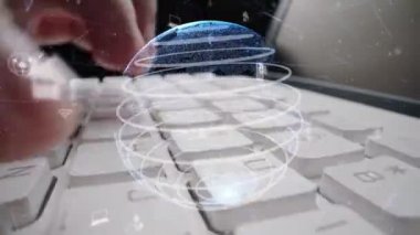 İnternet ağı modernizasyonu grafikli bilgisayar klavyesi üzerinde çalışan adam