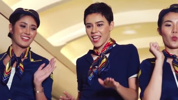 Cabinebemanning dansend van vreugde in het vliegtuig — Stockvideo