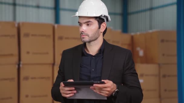 Administrador de fábrica que utiliza el ordenador tableta en el almacén o fábrica — Vídeos de Stock