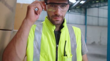 Profesyonel sanayi işçisi fabrikada ya da depoda portre kapatıyormuş.