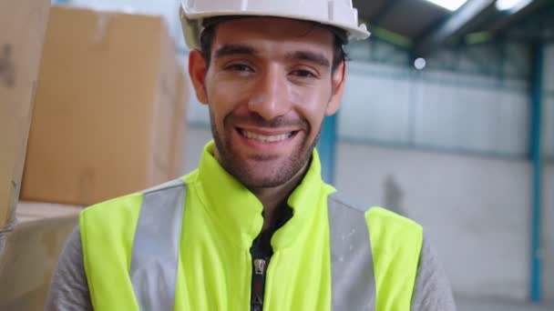 Professioneel industrieel medewerker close-up portret in fabriek of magazijn — Stockvideo