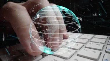 İş verilerinin analitik modernizasyonunun grafiği üzerinde çalışan adam