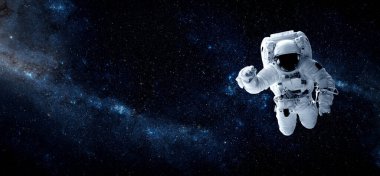 Astronot uzay yürüyüşü yaparken uzay istasyonu için çalışır.