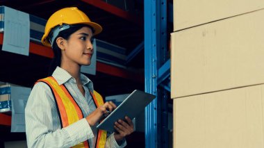 Depoda çalışan kadın bir depo işçisi.