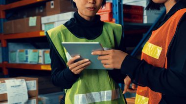 Depoda çalışan kadın bir depo işçisi.