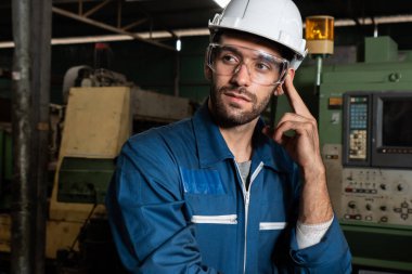 Düşünürken ve ileriye bakarken usta bir fabrika mühendisi ya da işçi portresi