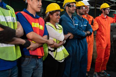 Fabrikadaki takım çalışmasını gösteren becerikli bir işçi bir arada duruyor. .