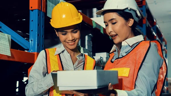Kvinnlig lagerarbetare som arbetar på lagret — Stockfoto