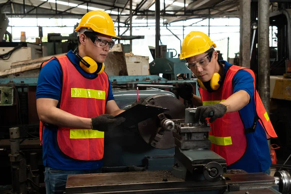 Groupe d'ouvriers habiles d'usine utilisant l'équipement de machine dans l'atelier — Photo