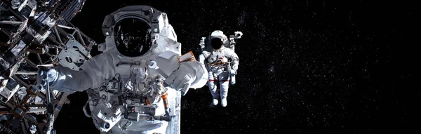 Astronauta astronauta hacer caminata espacial mientras trabaja para la estación espacial —  Fotos de Stock