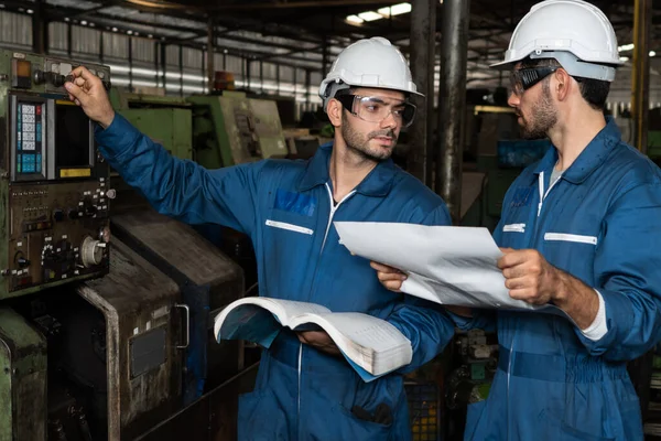 Grupo de trabalhadores de fábrica habilidosos usando equipamentos de máquinas em oficina — Fotografia de Stock