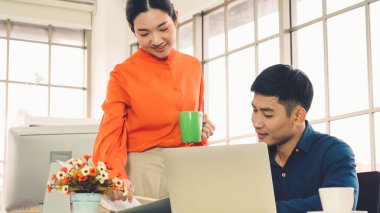 İki iş adamı ofiste proje stratejisi hakkında konuşuyor