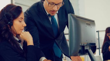 Ofiste çalışan kulaklık takan iş adamları.