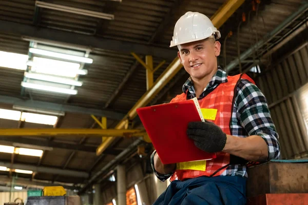 Tillverkare arbetare som arbetar med urklipp för att göra jobbet förfarande checklista . — Stockfoto