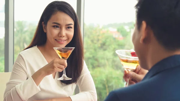 Glückliches romantisches Paar beim Mittagessen im Restaurant — Stockfoto