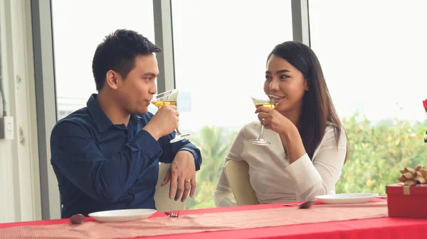 Glückliches romantisches Paar beim Mittagessen im Restaurant — Stockfoto