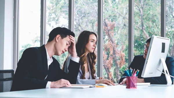 Kwaad zakenman geschil werk probleem in groepsvergadering — Stockfoto