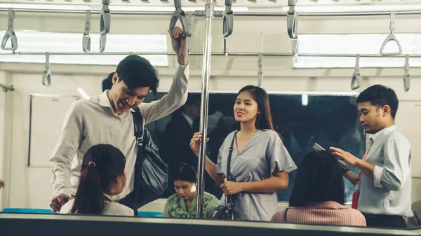 Folle di persone su un affollato treno pubblico della metropolitana viaggia — Foto Stock