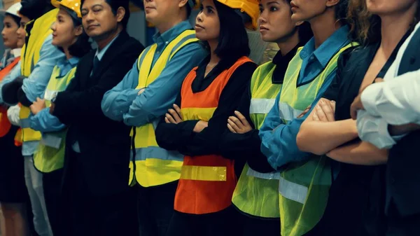 Große Gruppe von Fabrikarbeitern, die zusammen im Lager oder Lager stehen — Stockfoto