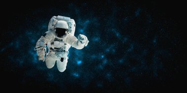 Astronot uzay yürüyüşü yaparken uzay istasyonu için çalışır.