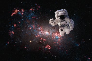 Astronot uzay yürüyüşü yaparken uzay istasyonu için çalışır.