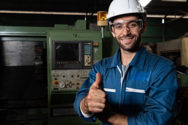 Genç yetenekli fabrika işçisi ya da mühendis fabrikada portre yakın plan
