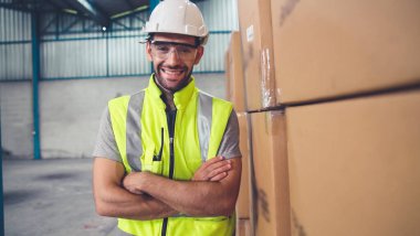 Profesyonel sanayi işçisi fabrikada ya da depoda portre kapatıyormuş.