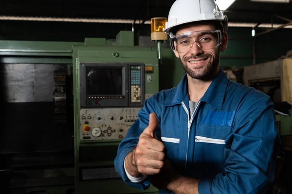 Genç yetenekli fabrika işçisi ya da mühendis fabrikada portre yakın plan
