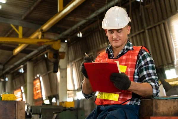 Tillverkare arbetare som arbetar med urklipp för att göra jobbet förfarande checklista . — Stockfoto