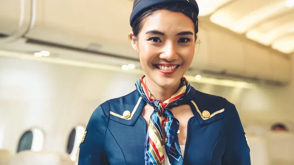 Kabinenpersonal oder Stewardess im Flugzeug — Stockfoto