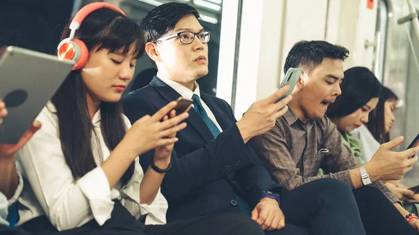 Jugendliche benutzen Handy in öffentlicher U-Bahn — Stockfoto