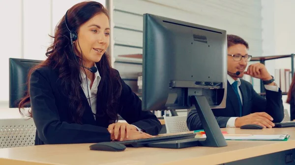 Gente de negocios con auriculares trabajando en la oficina —  Fotos de Stock